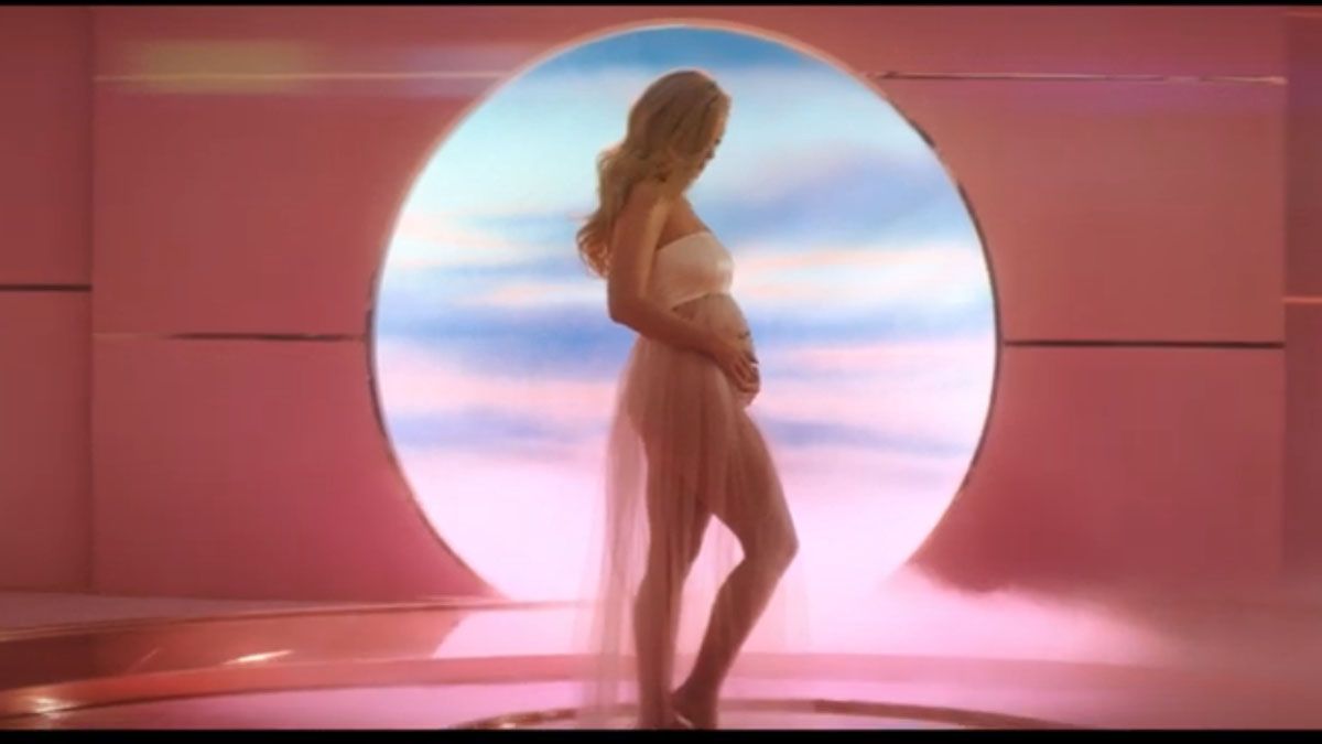 Katy Perry luce su embarazo en publico tras seis meses escondiéndolo