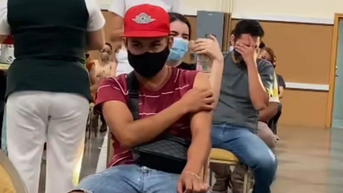 Haciendo reír a todos con sus gritos