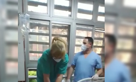 Escándalo en Chaco: médicos y enfermeros se filmaron reanimando un paciente entre risas y aplausos Escándalo en Chaco: médicos y enfermeros se filmaron reanimando un paciente entre risas y aplausos