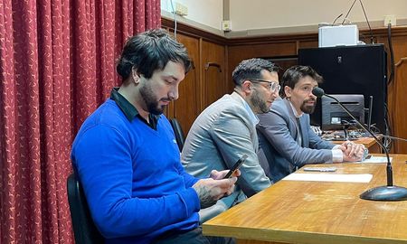 El muralista Cobre junto a sus abogados defensores, Alfonso Garrone y Oroño. El muralista Cobre junto a sus abogados defensores, Alfonso Garrone y Oroño.