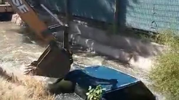 Así se encontraba el auto en el canal mienras la máquina intentaba retirarlo de la zona. 