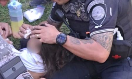 El momento en que Esmeralda es asistida por los equipos de emergencia tras ser hallada en un descampado. La menor fue trasladada al Hospital Domingo Funes para evaluar la herida detectada en su frente. El momento en que Esmeralda es asistida por los equipos de emergencia tras ser hallada en un descampado. La menor fue trasladada al Hospital Domingo Funes para evaluar la herida detectada en su frente.