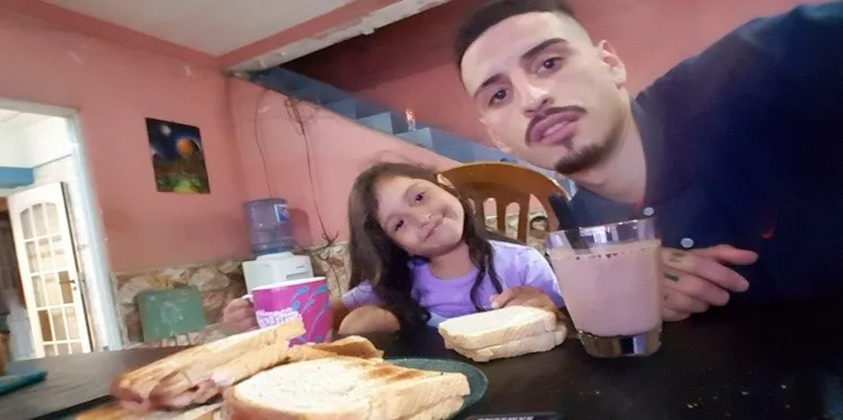 El representante de la Cumbia 420 junto a su pequeña hija. 