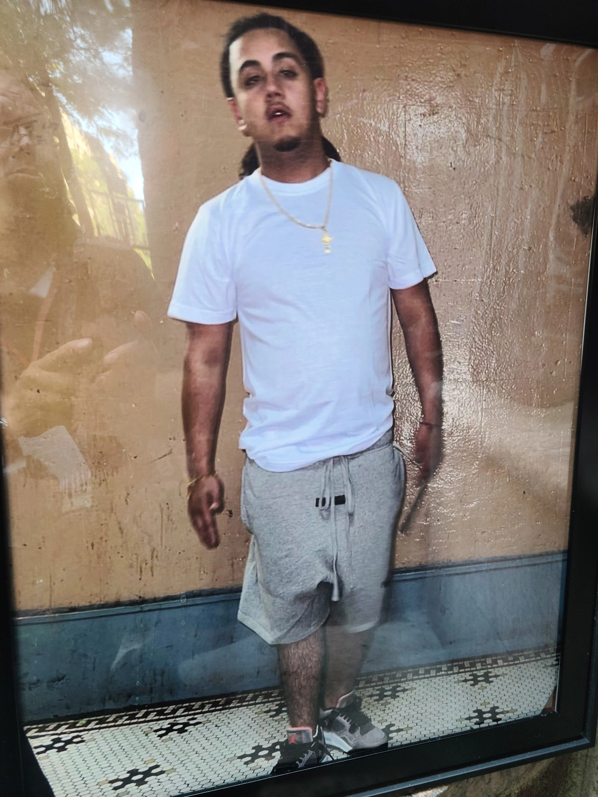 El joven neoyorquino Raymond Chaluisant falleció luego de disparar a un agente con un arma de juguete y orbeez. El agente confundió el impacto y disparó, acabando con la vida de Chaluisant y quedando detenido.