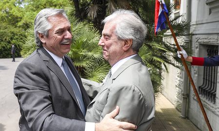El presidente electo, Alberto Fernández, se reunió esta mañana con el mandatario uruguayo Tabaré Vázquez en la residencia Suárez, de la ciudad de Montevideo. El presidente electo, Alberto Fernández, se reunió esta mañana con el mandatario uruguayo Tabaré Vázquez en la residencia Suárez, de la ciudad de Montevideo.