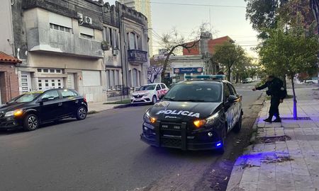 “Entró a la casa, revolvió todo y después fue por los techos hacia otra casa aledaña”, contó el hijo de la mujer que reside en la primera casa asaltada. “Entró a la casa, revolvió todo y después fue por los techos hacia otra casa aledaña”, contó el hijo de la mujer que reside en la primera casa asaltada.