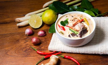 Aprendé a preparar la tradicional sopa thai de coco con pollo y champiñones.