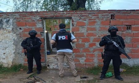 Santa Fe: cinco allanamientos por microtráfico en barrio Pompeya dejaron cinco personas identificadas. Santa Fe: cinco allanamientos por microtráfico en barrio Pompeya dejaron cinco personas identificadas.