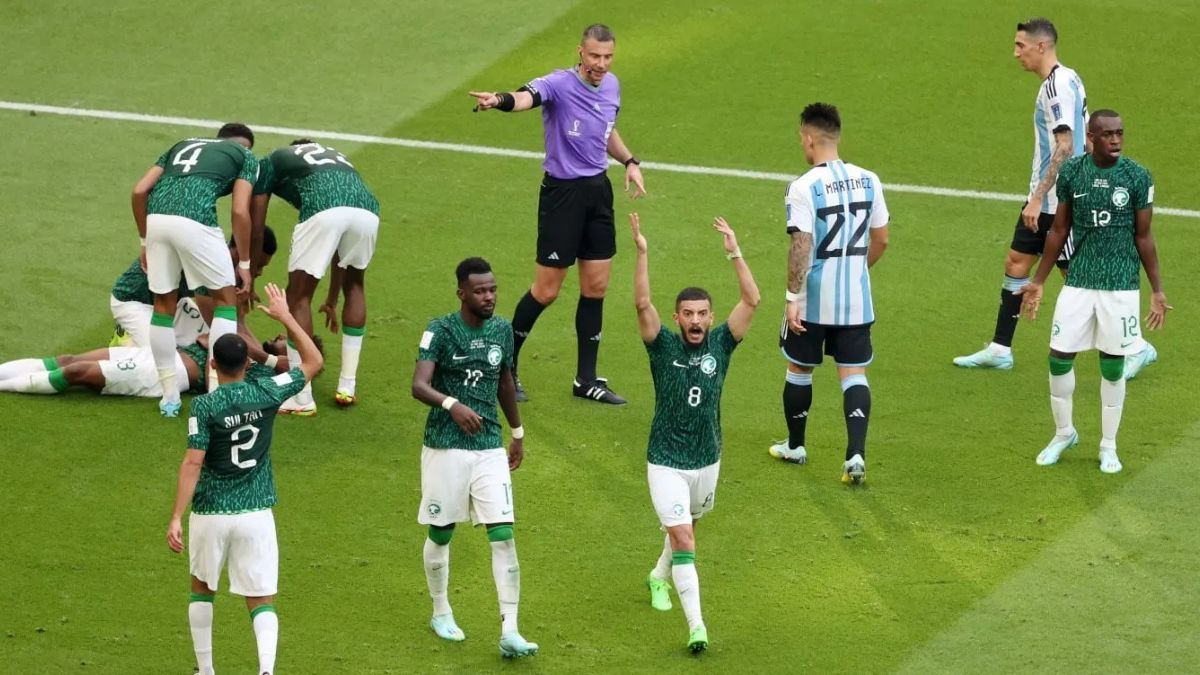 Insólito: le robaron el pasaporte en su casamiento y peligra su presencia en el Mundial