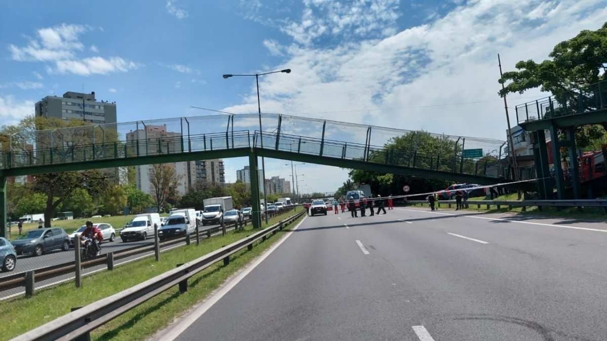 El puente peatonal fue derrumbado por un camión. 