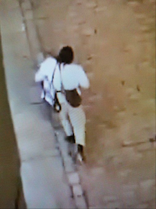 Una persona grabó al atacante desde su casa.