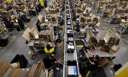 Para retener a 750.000 empleados, Amazon les pagará los estudios universitarios Para retener a 750.000 empleados, Amazon les pagará los estudios universitarios