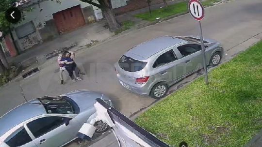 Asalto en el barrio San Roque: le robaron el celular a una mujer