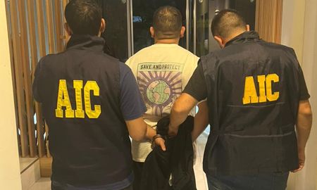 Arrestado. Los detectives ingresaron al edificio y sorprendieron al sospechoso. Arrestado. Los detectives ingresaron al edificio y sorprendieron al sospechoso.