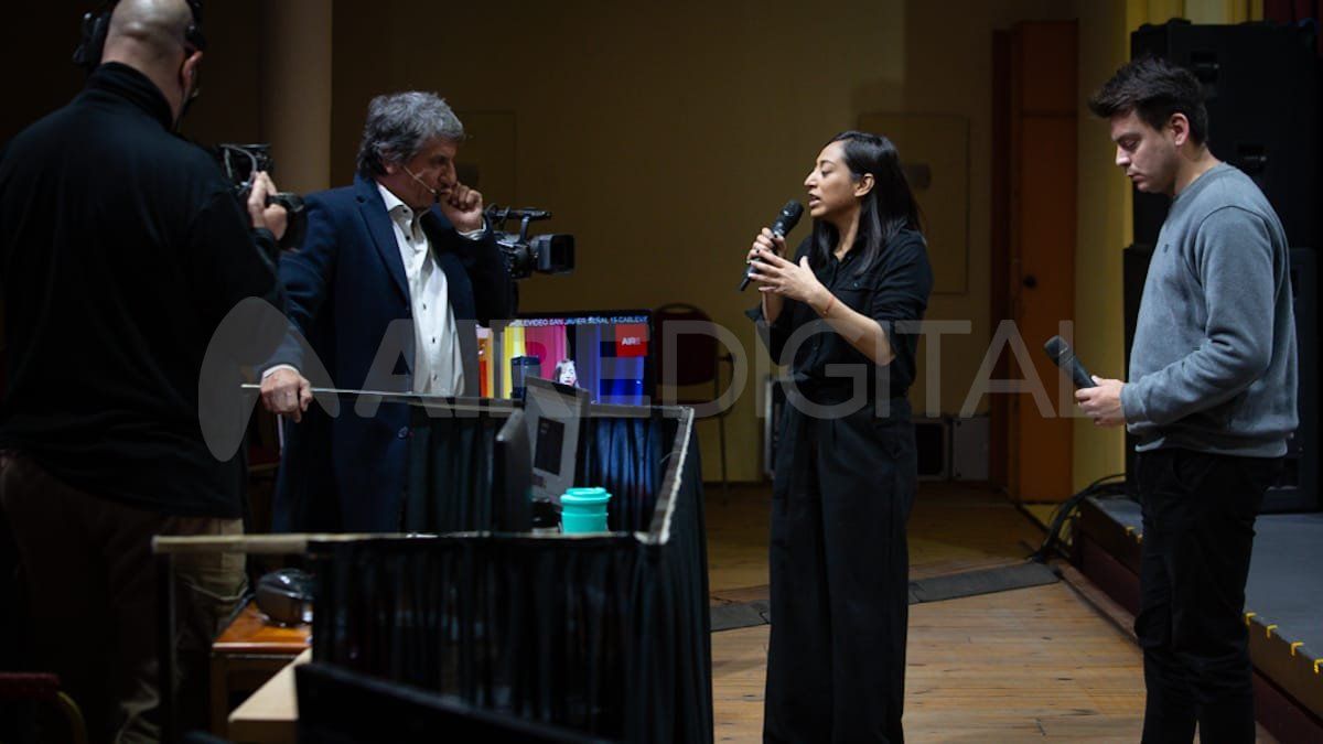 Luis Mino conversó con el detrás de cámaras de Ahora Vengo. En la foto, el periodista con los productores de Ahora Vengo, Silvia Díaz y Julián Brochero.