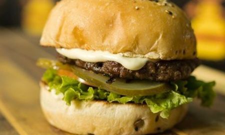 Una hamburguesería de la ciudad de Rafaela llamó a uno de sus productos Ana Frank. Una hamburguesería de la ciudad de Rafaela llamó a uno de sus productos Ana Frank.