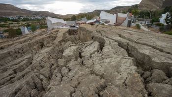 El periodista Mathias English sostuvo en AIRE que la situación sigue siendo crítica en Comodoro Rivadavia tras el deslizamiento de tierra. El periodista Mathias English sostuvo en AIRE que la situación sigue siendo crítica en Comodoro Rivadavia tras el deslizamiento de tierra.