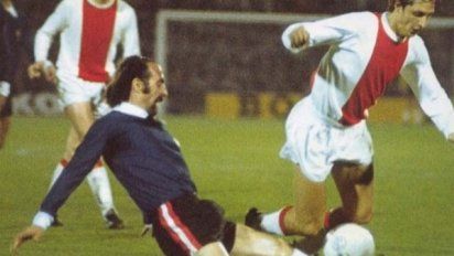 Johan Cruyff y su visita al “Doble Visera”: a 47 años de su único partido en Argentina