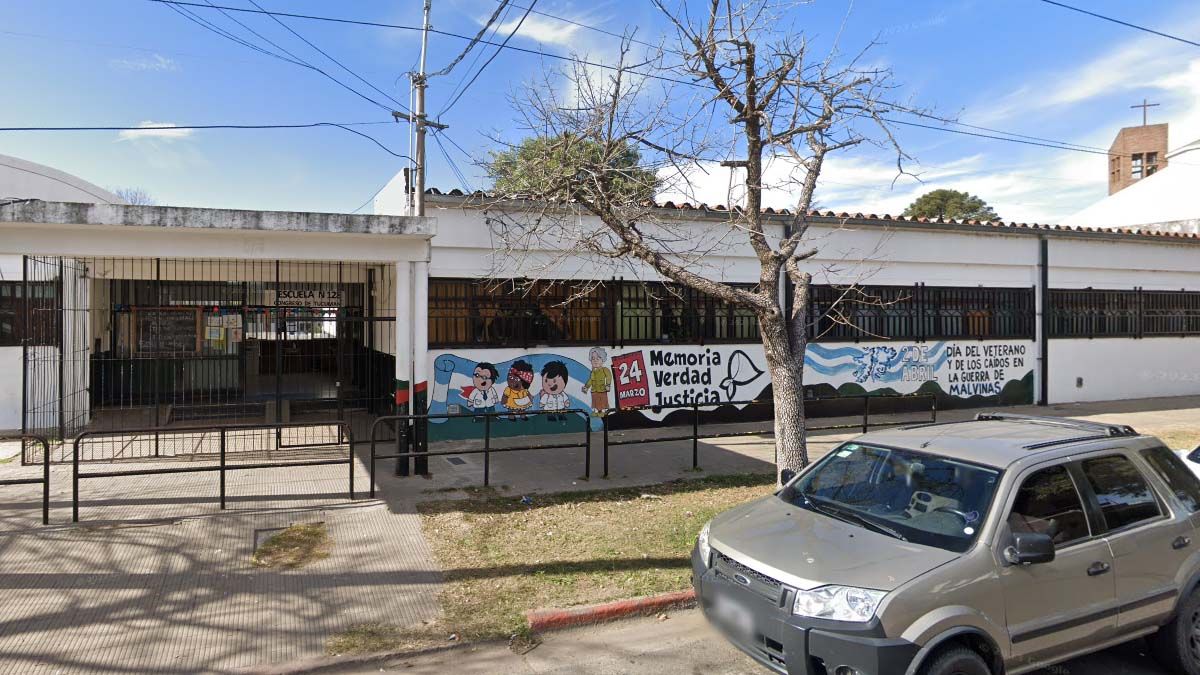 La vicedirectora de la escuela Congreso de Tucumán de Rosario denunció que a la escuela encontró un trapo con una frase intimidante.