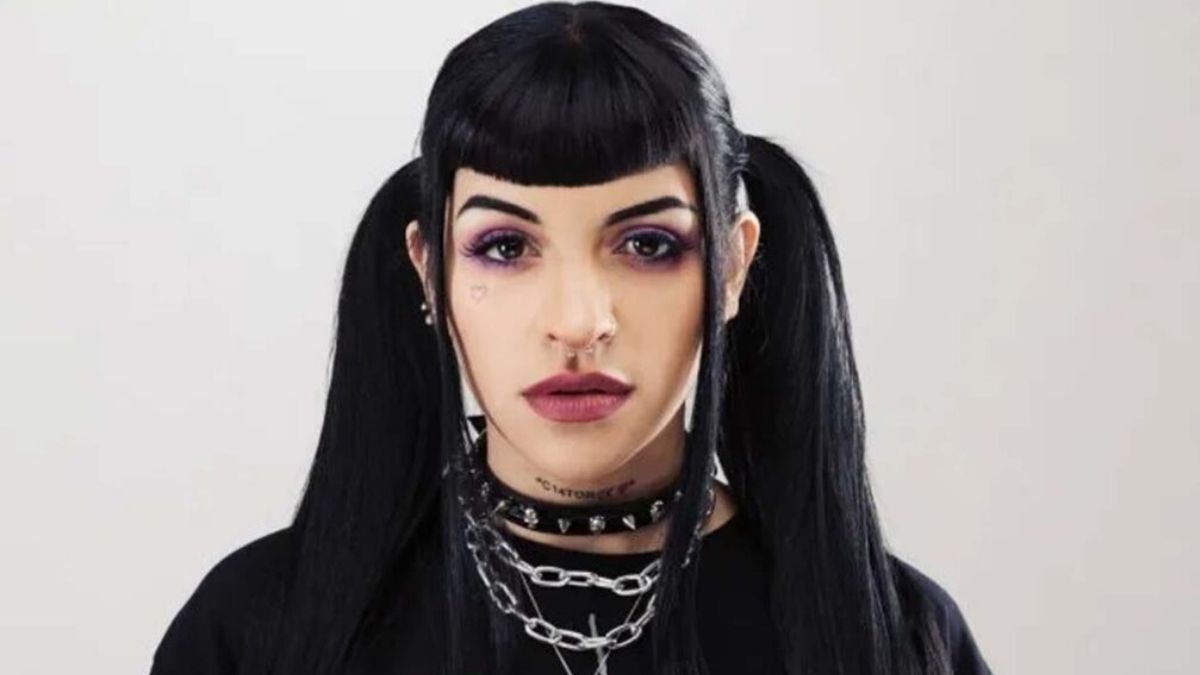 Antes de consagrarse en el trap, Cazzu incursionó en otros géneros musicales como el rock y la cumbia. 