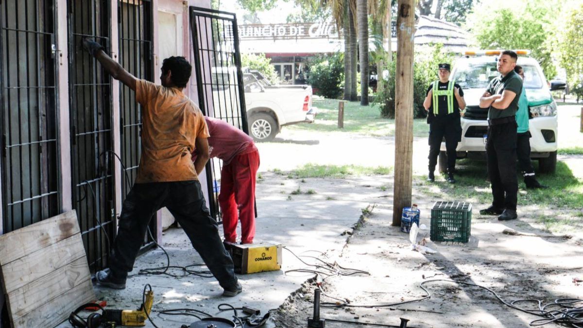 Los baños públicos ubicados en la calle de acceso al tradicional comedor El Quincho de Chiquito