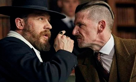 En el nuevo clip podemos ver como Tommy (Cillian Murphy) visita la destilería que era propiedad de Solomons. La cámara se aleja y deja ver que desde las sombras aparece Alfie. “Alfie, creo que pude haber escrito tu acto final” comenta Shelby mientras el personaje de Hardy se revela al completo. En el nuevo clip podemos ver como Tommy (Cillian Murphy) visita la destilería que era propiedad de Solomons. La cámara se aleja y deja ver que desde las sombras aparece Alfie. “Alfie, creo que pude haber escrito tu acto final” comenta Shelby mientras el personaje de Hardy se revela al completo.