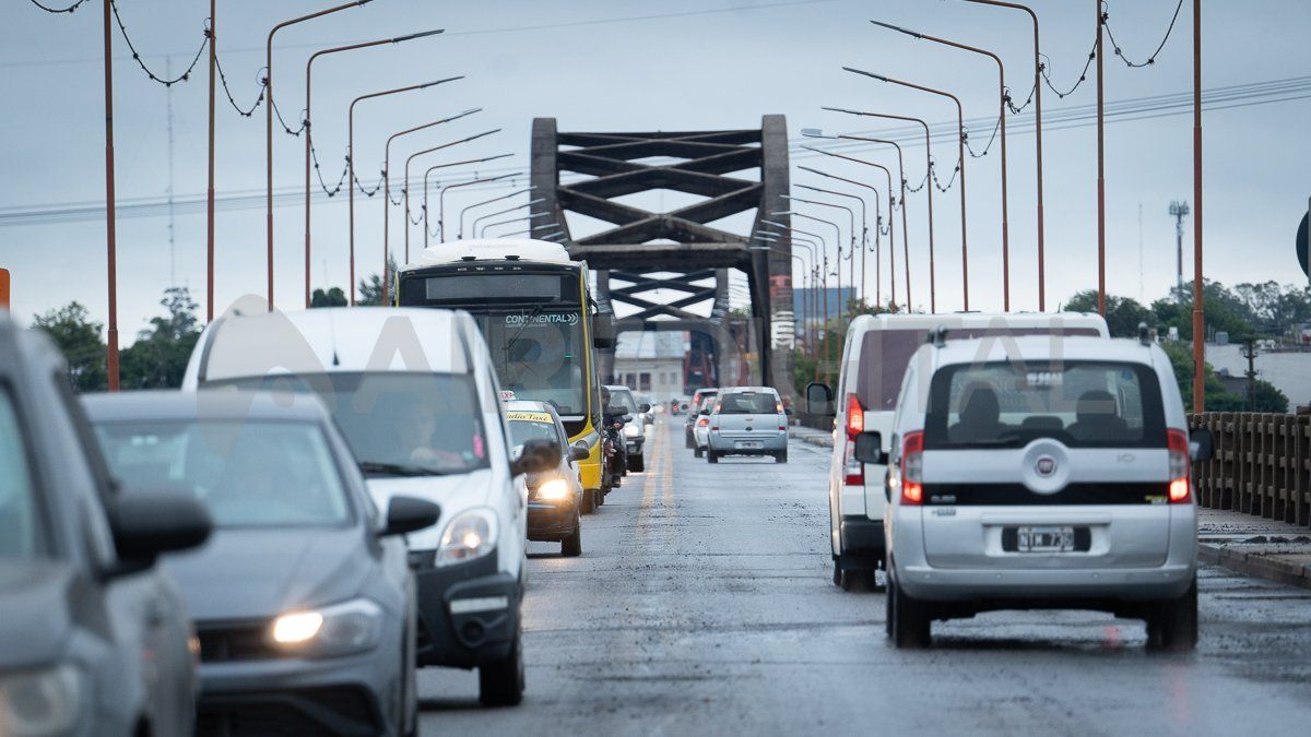 Un ladrón fue identificado por trabajadores que reparan el Puente Carretero y todo quedó registrado en un video.