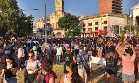 La plaza 1° de Mayo de Paraná repleta de mujeres concentradas antes de comenzar la marcha. La plaza 1° de Mayo de Paraná repleta de mujeres concentradas antes de comenzar la marcha.