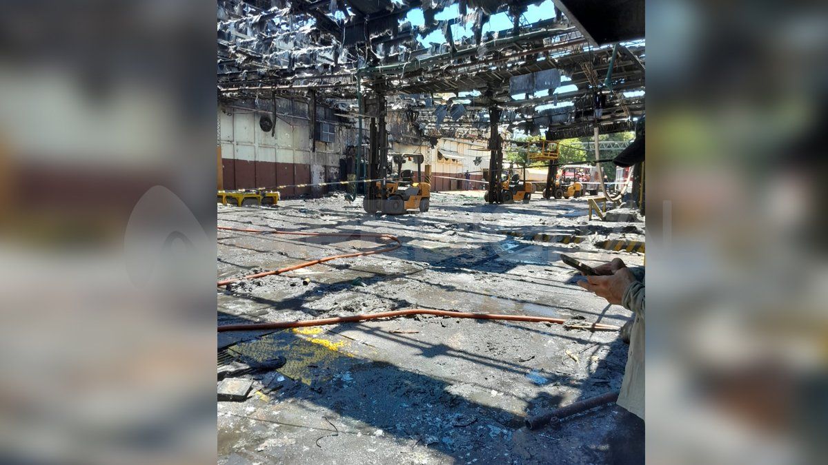 Así quedó el sector que tomó fuego de la fábrica de cueros en Las Toscas. Así quedó el sector que tomó fuego de la fábrica de cueros en Las Toscas.