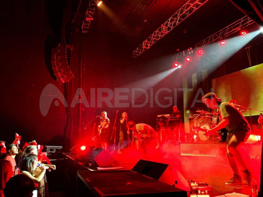 Rodrigo “el Negro” Gonzalez de La Cruda subió al escenario y cantó en