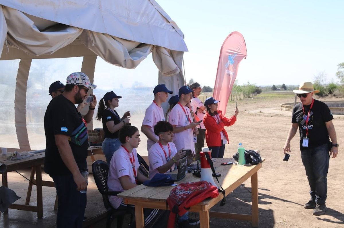 Así lanzaban el mini satélite para detectar microplásticos los alumnos santafesinos de Roldán. Así lanzaban el mini satélite para detectar microplásticos los alumnos santafesinos de Roldán.