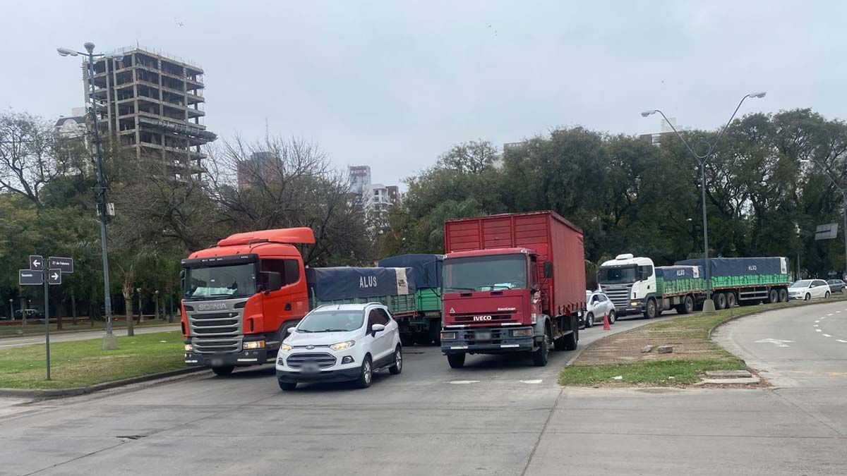 Un camión quedó varado este martes pasado el mediodía en Avenida 27 de Febrero y Tucumán