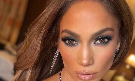 Al parecer, JLO sigue con ganas de seguir creciendo profesionalmente y estaría trabajando en un documental. De acuerdo a la información que salió a la luz, la cantante lanzará esta producción por Netflix. Las noticias buenas vuelan rápido, y The New York Times no tardó en compartir todos los detalles que descubrió y que prepara Jennifer López. Al parecer, JLO sigue con ganas de seguir creciendo profesionalmente y estaría trabajando en un documental. De acuerdo a la información que salió a la luz, la cantante lanzará esta producción por Netflix. Las noticias buenas vuelan rápido, y The New York Times no tardó en compartir todos los detalles que descubrió y que prepara Jennifer López.