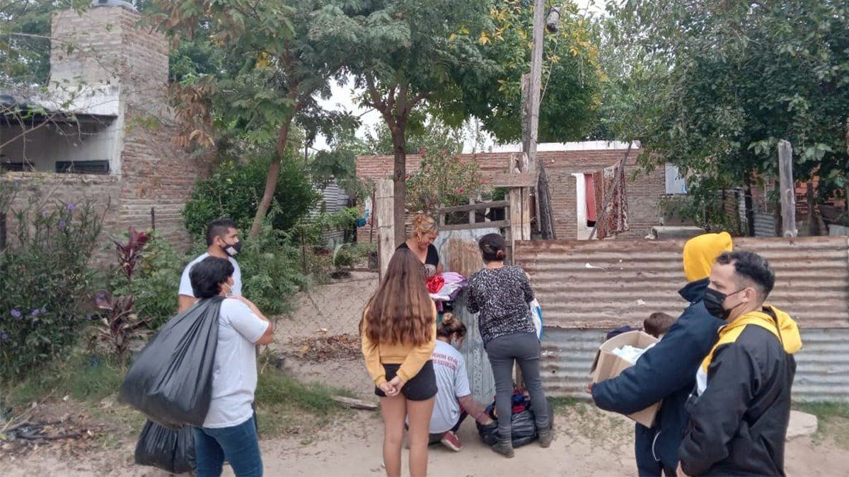 La Asociación Civil Pequeñas Estrellas nació en el 2019 en La Guardia con el objetivo de colaborar con las personas que no contaban con recursos suficientes para llevar un plato de comida a su mesa. Hoy brindan asistencia en distintos aspectos, desde alimentario hasta vestimenta.