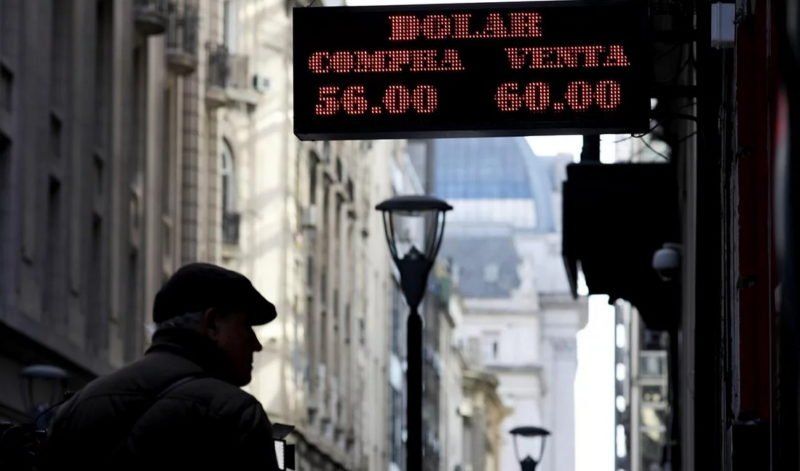 Los mercados, tras los anuncios: el dólar siguió en alza, cerró en $62,18 y se disparó el riesgo país