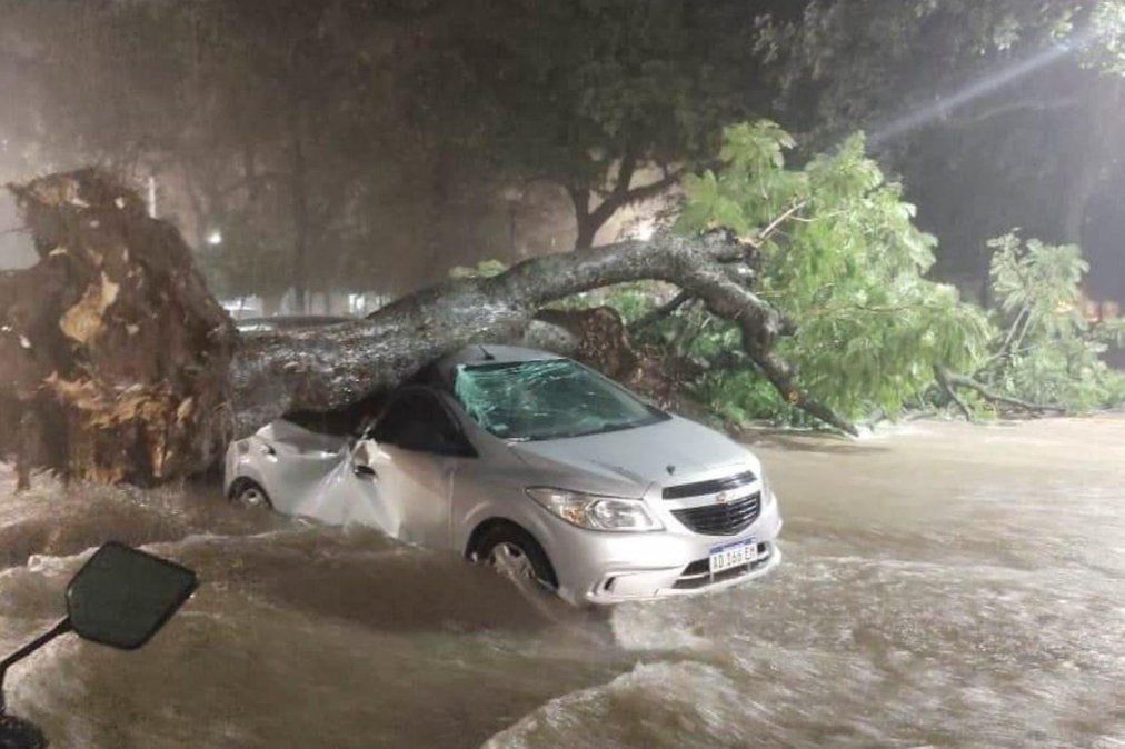 Tucumán: un intenso temporal anegó calles y el hospital de niños