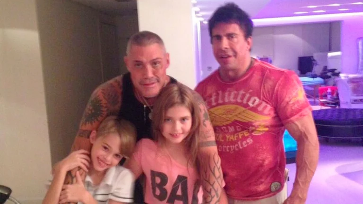 Ricardo Fort junto a sus dos hijos Felipe Fort y Marta Fort. Junto a ellos, Gustavo Martínez, tutor de los mellizos que se quitó la vida hace poco tiempo.