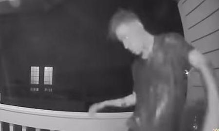Video escalofriante: “zombi” intentó entrar a la casa de una mujer