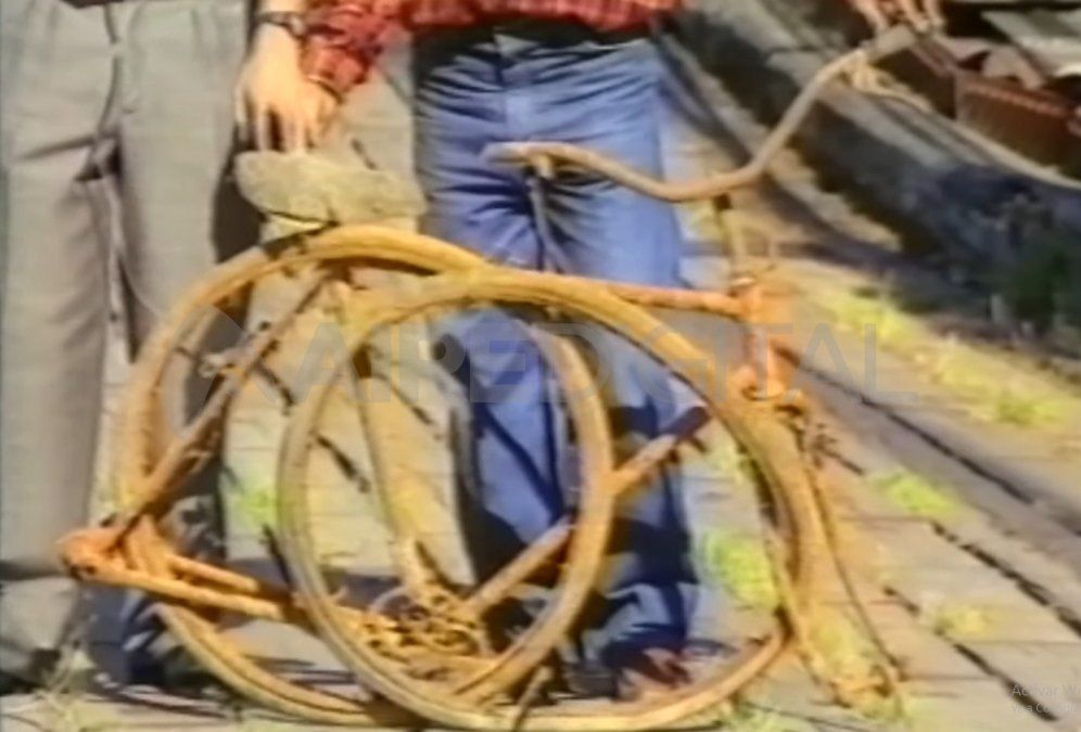 Así quedó la bicicleta de Evaristo Franco tras la caída del Puente Colgante de Santa Fe.