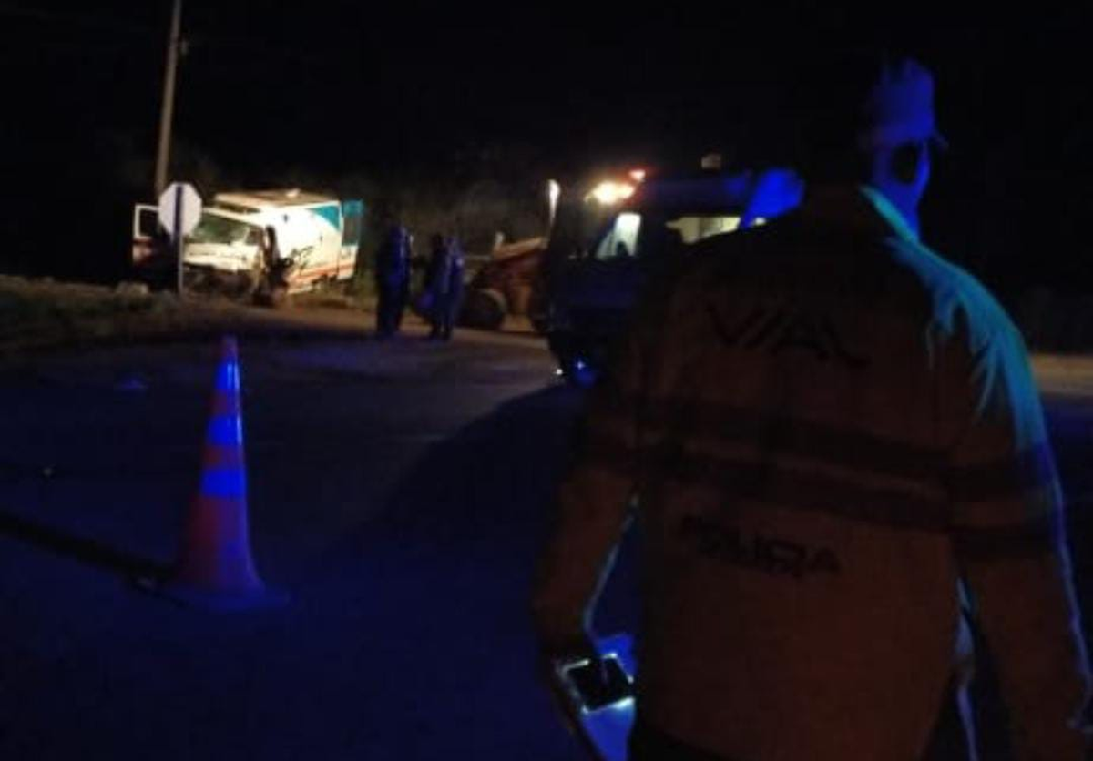 El chofer de la ambulancia y el hombre transportado sufrieron importantes heridas.