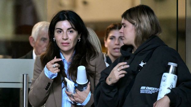 Gianinna Maradona abandonó la sala luego de que reprodujeran una parte del procedimiento sin previo aviso. La audiencia seguirá el próximo martes. Gianinna Maradona abandonó la sala luego de que reprodujeran una parte del procedimiento sin previo aviso. La audiencia seguirá el próximo martes.