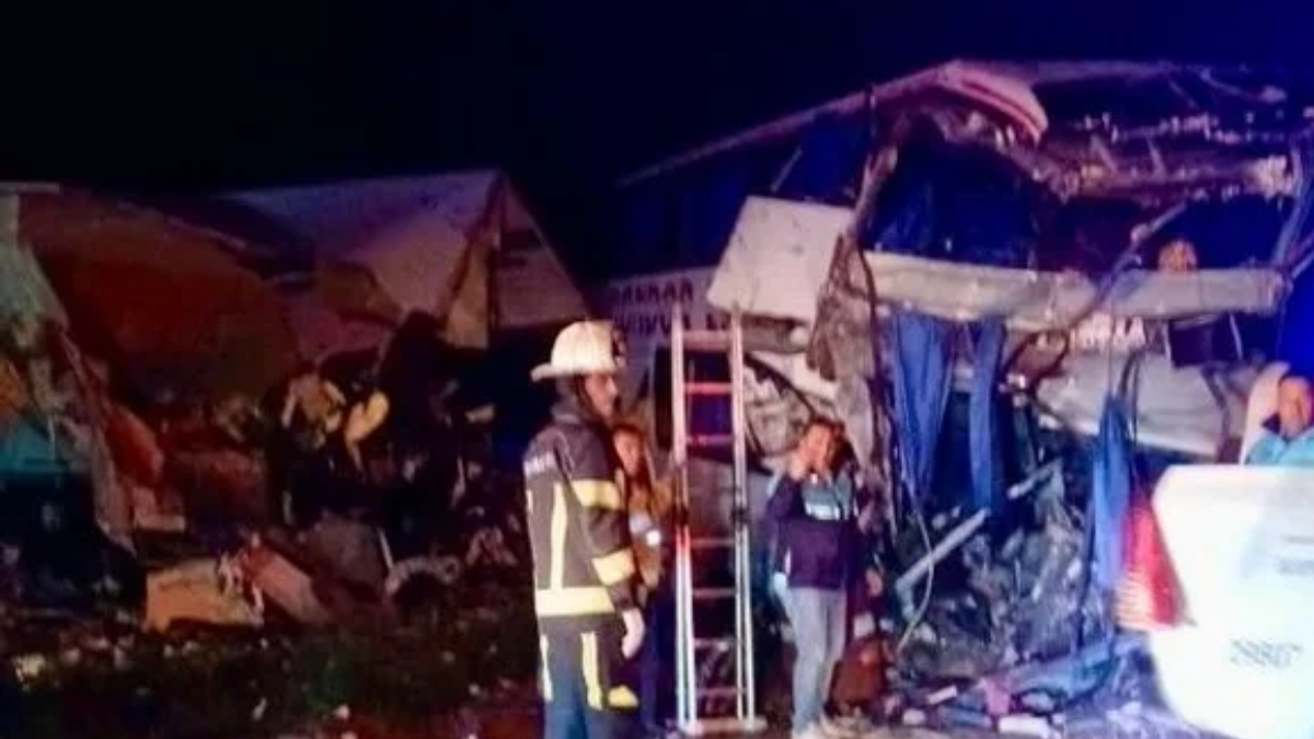 Choque frontal entre un micro y un camión en Ruta 3: hay al menos cuatro muertos Choque frontal entre un micro y un camión en Ruta 3: hay al menos cuatro muertos