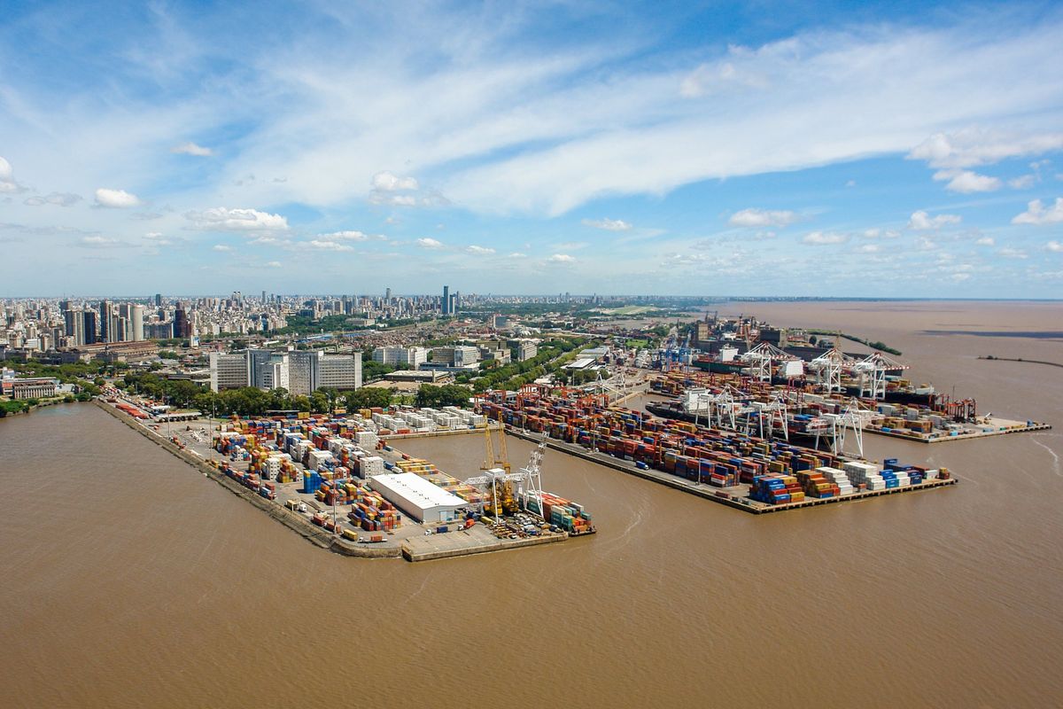 La AGP es un ente estatal clave para el comercio exterior, ya que se encarga de administrar, gestionar y explotar el puerto de Buenos Aires. La AGP es un ente estatal clave para el comercio exterior, ya que se encarga de administrar, gestionar y explotar el puerto de Buenos Aires.