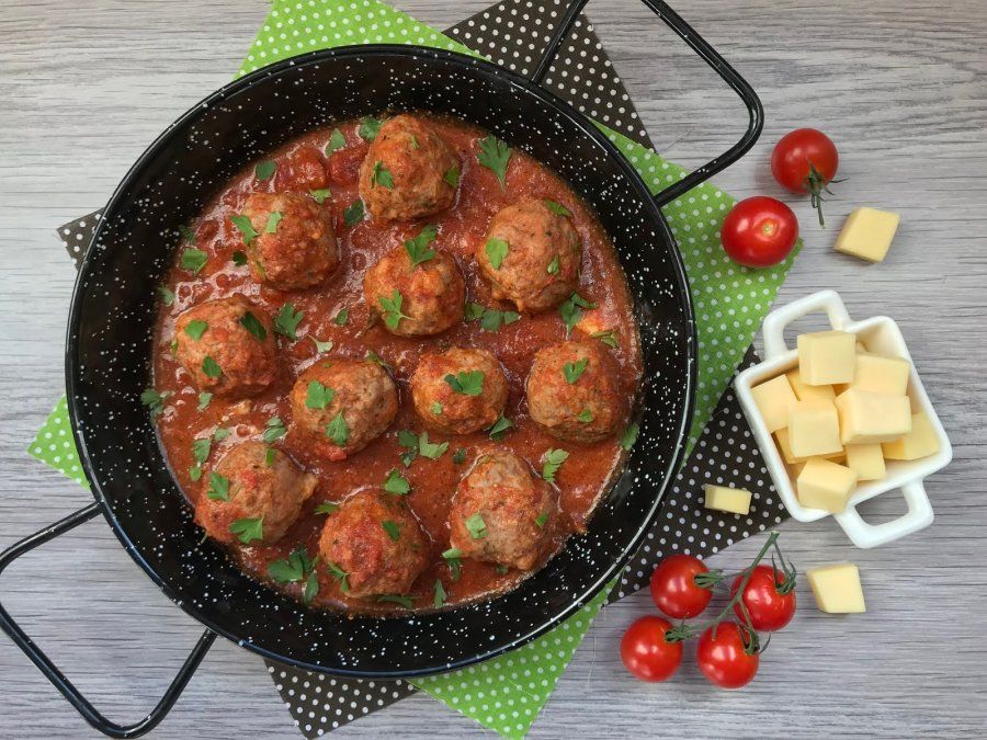 Albóndigas rellenas con queso y salsa de tomate.