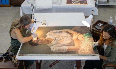 El proceso de intervención preventiva de la obra “Figura” de Berni, en manos delÁrea de Conservación y Restauración” del Museo Rosa Galisteo. El proceso de intervención preventiva de la obra “Figura” de Berni, en manos delÁrea de Conservación y Restauración” del Museo Rosa Galisteo.