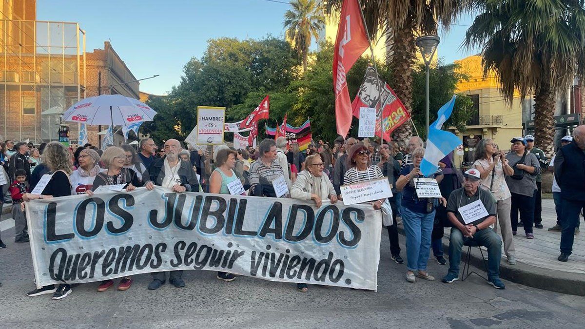 Los jubilados calificaron de “dramática” y “vergonzosa” la “represión institucional del gobierno nacional”.