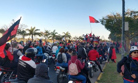 El domingo 6 de junio, cientos de hinchas de Colón se concentraron en la costanera de la ciudad, pese al crítico escenario sanitario. El domingo 6 de junio, cientos de hinchas de Colón se concentraron en la costanera de la ciudad, pese al crítico escenario sanitario.