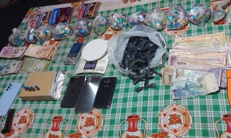 En el operativo, la policía se topó con una mesa llena de envoltorios de papel glasé con cocaína, como así también un ladrillo de la misma sustancia envuelto, junto con una balanza de precisión. En el operativo, la policía se topó con una mesa llena de envoltorios de papel glasé con cocaína, como así también un ladrillo de la misma sustancia envuelto, junto con una balanza de precisión.