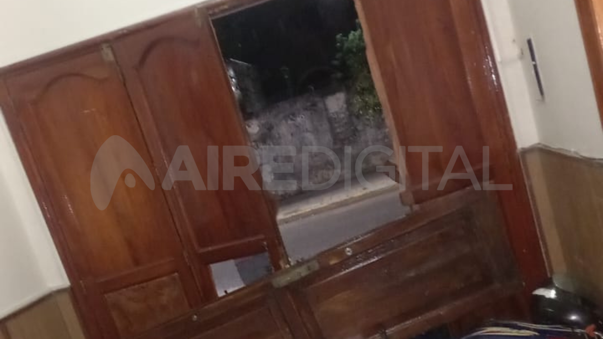 Los ladrones rompieron la placa del portón, ingresaron pero la alarma los espantó.