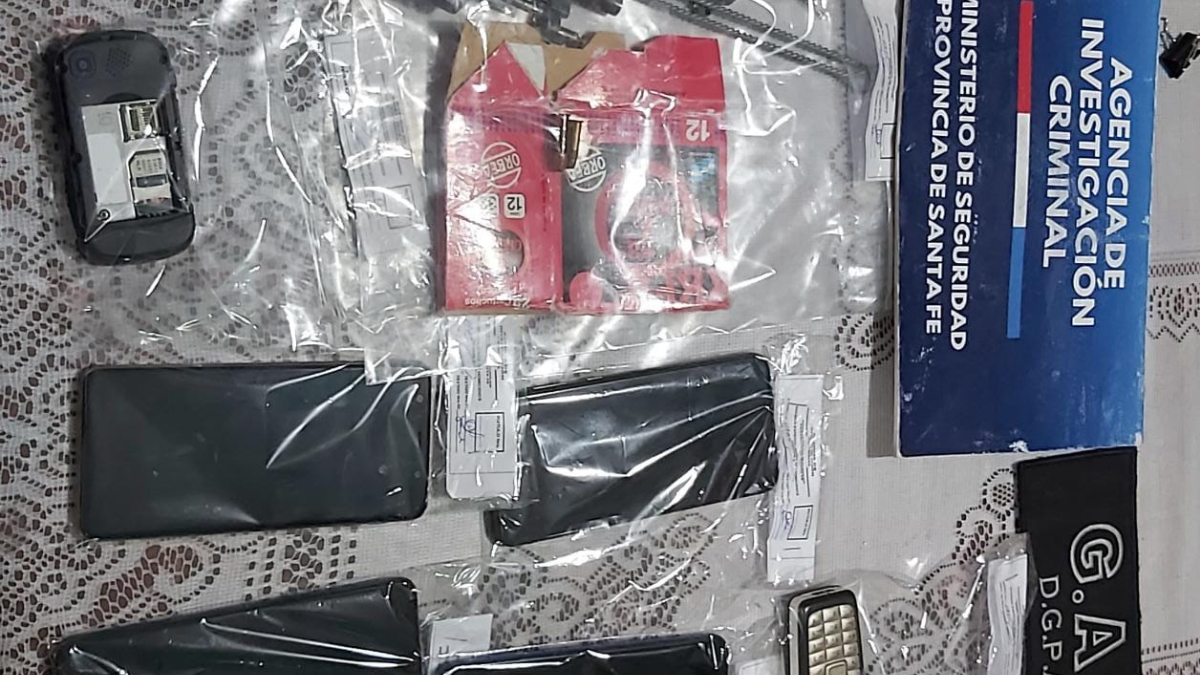 Los agentes incautaron seis celulares, un cargador de carabina calibre 22, un tambor de revolver de 7 alvéolos, una cola de disparador, una carne, dos resortes, dos baquetas para limpieza de armas, una munición calibre 22 y una munición calibre 9 mm.